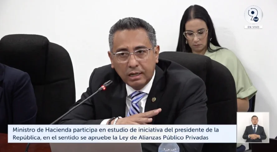 Ministro de Hacienda: “No se están considerando por el momento proyectos APP en dichos sectores” en hospitales, educación y agua