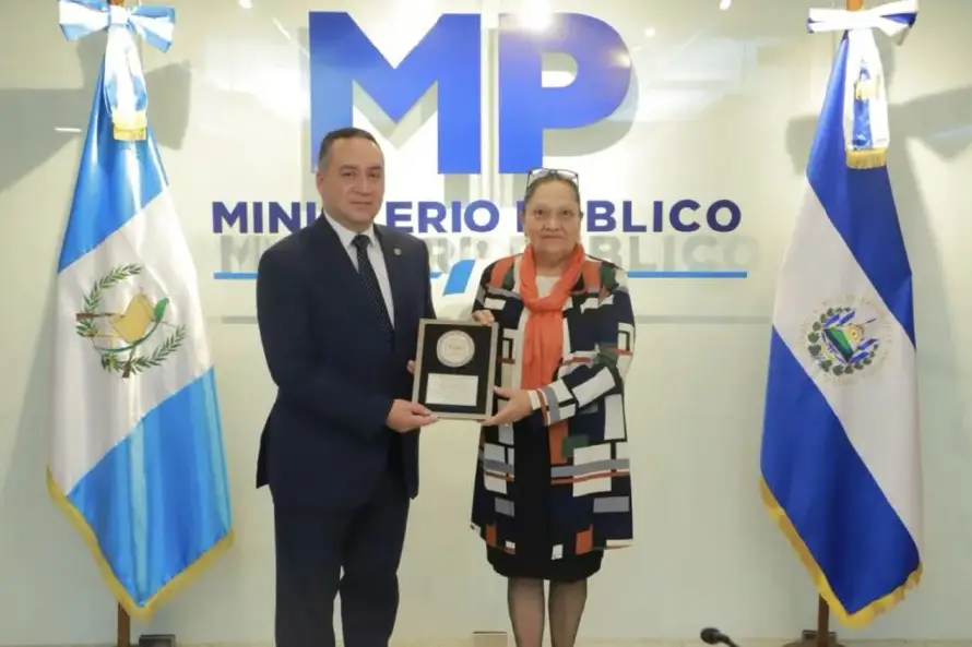 Fiscal salvadoreño entrega reconocimiento a homóloga guatemalteca sancionada por EEUU y UE