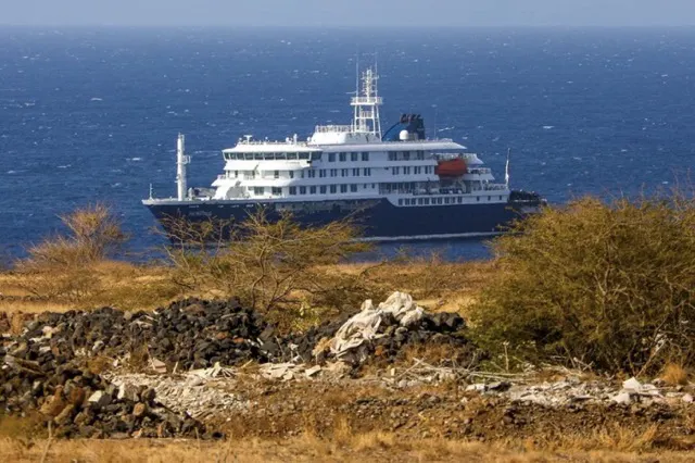 El crucero del brote de hantavirus llega a Róterdam para su desinfección bajo estrictas medidas sanitarias