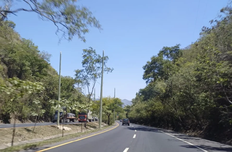 Instalan postes luminosos en la carretera de Oro