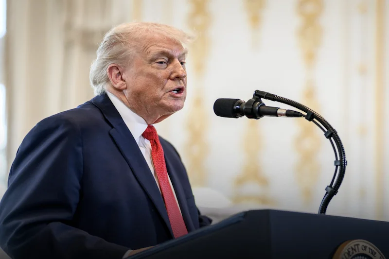 Trump llama "perdedores" a quienes critican su preacuerdo con Irán para reabrir Ormuz