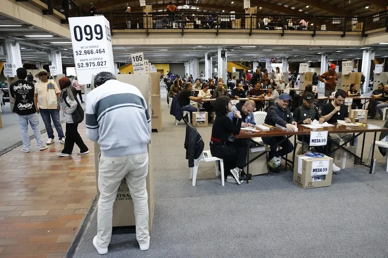Elecciones en Colombia transcurren en calma a media jornada