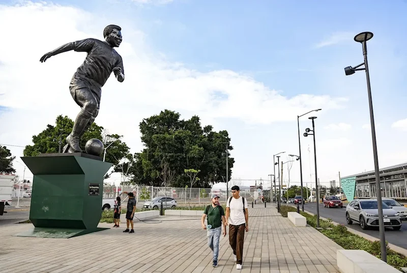 Guadalajara inaugura monumental escultura de Pelé rumbo al Mundial