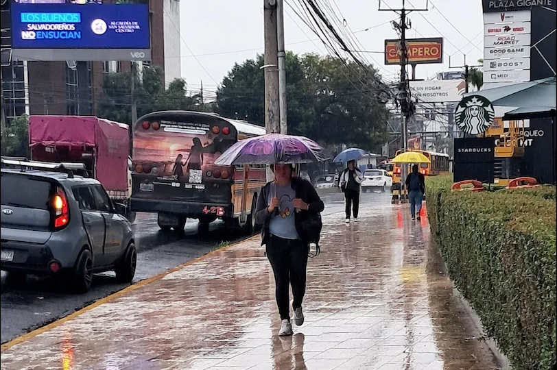 Esperan un lluvioso viernes con temperaturas cálidas