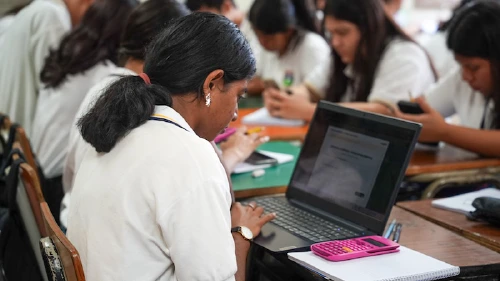 Niñas superan a los niños en Lectura, pero los varones dominan en Matemáticas en El Salvador