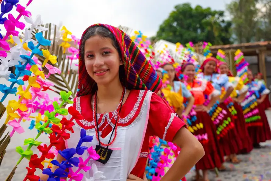 La Cofradía de las Flores y las Palmas vuelve a llenar de color y tradición las calles de Panchimalco