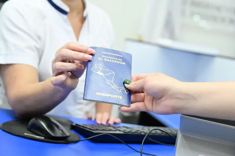 Más de 153,000 pasaportes emitidos a salvadoreños en el extranjero en nueve meses