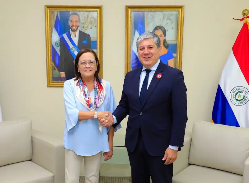 Canciller se reúne con embajador de Paraguay concurrente en El Salvador