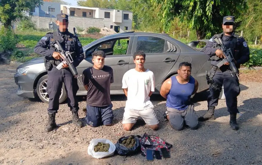 PNC captura a tres hombres con marihuana y teléfonos en vehículo en Santa Ana