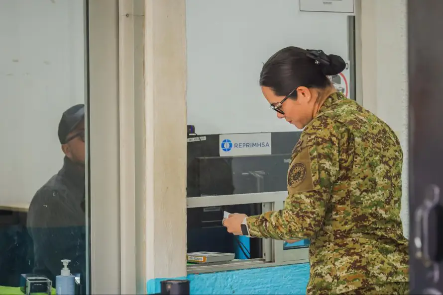 Honduras impidió el paso de ministra de Educación salvadoreña por su vestimenta militar y falta de coordinación, dice Migración