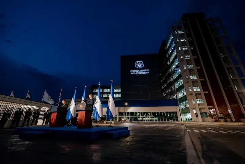 Bukele inaugura junto al fiscal general nueva sede de la Fiscalía