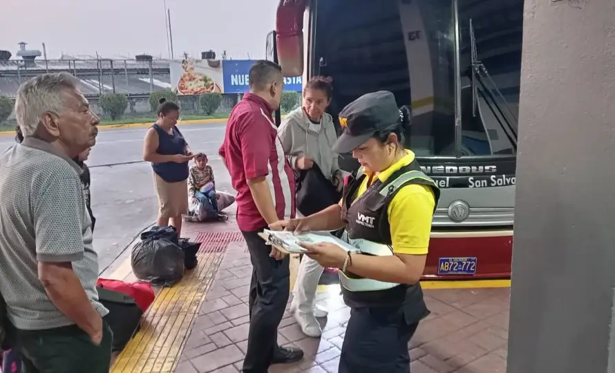 VMT verifica cobro del pasaje y realiza pruebas de alcoholemia a conductores en terminales