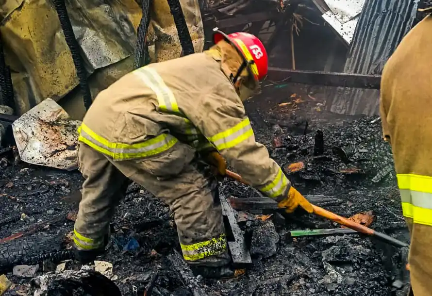 Una tienda construída con láminas se incendia en Colón, La Libertad Oeste