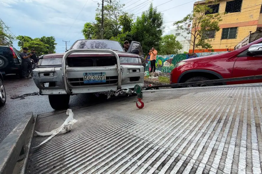Alcaldía de San Salvador Centro retira vehículos que obstruyen la vía pública en Mejicanos