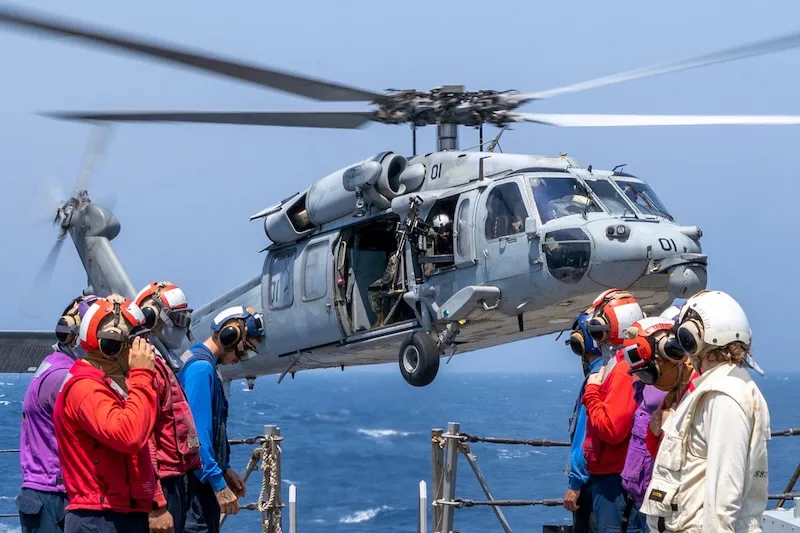 EE.UU. movilizará más de 100 aeronaves y buques para escoltar a barcos atrapados en Ormuz