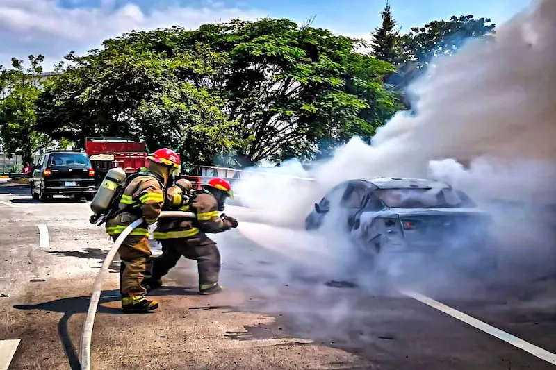 Malas modificaciones o conexiones improvisadas son las principales causas de incendios vehiculares, según Bomberos