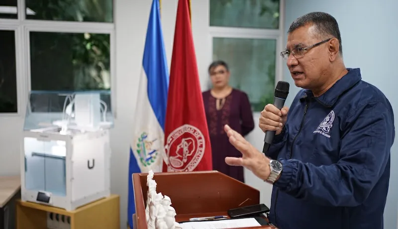 UES inaugura laboratorio de fabricación digital con impresoras 3D