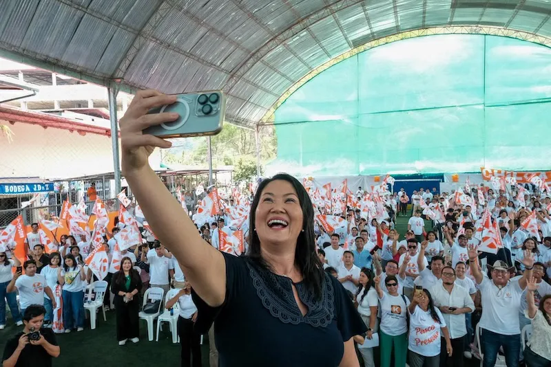 Keiko Fujimori amplía ventaja mientras los peruanos esperan resultado final