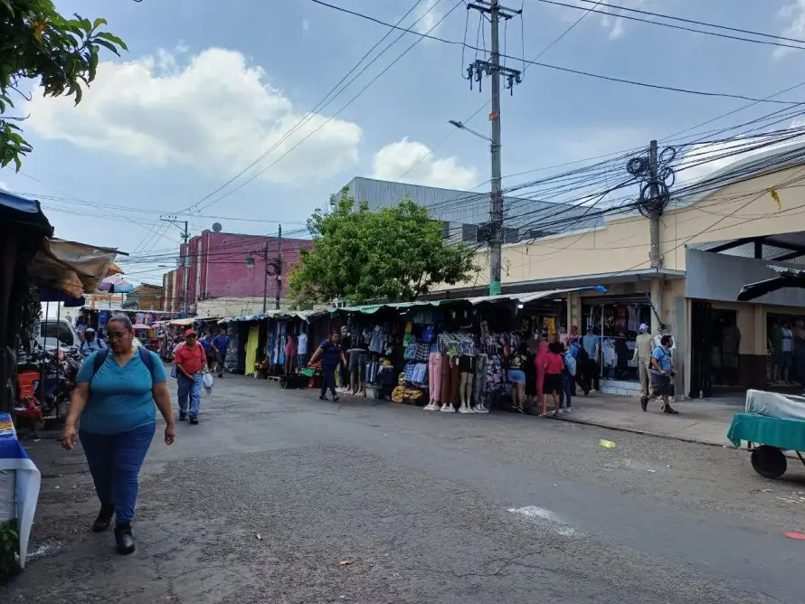 Estos son los dos lugares con vendedores informales que aún falta reordenar en el Centro Histórico de San Salvador