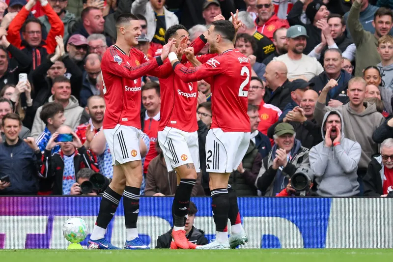 El Manchester United vence al Liverpool y regresa a la Champions