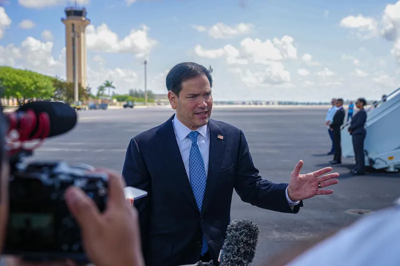 "Marco Rubio tiene obsesión con Cuba", denuncia el senador demócrata Rubén Gallego