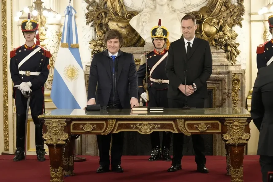 Renuncia de jefe de gabinete argentino busca frenar crisis política que golpeó a Milei