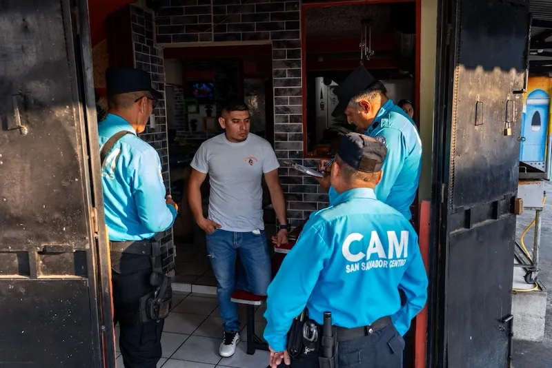 Alcaldía capitalina multa a dos pupuserías por tirar basura en vía pública