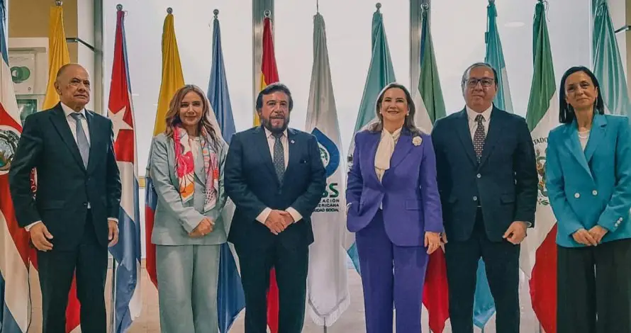 Ulloa se reúne con secretaria de OISS y presentan informe de política de Seguridad Social