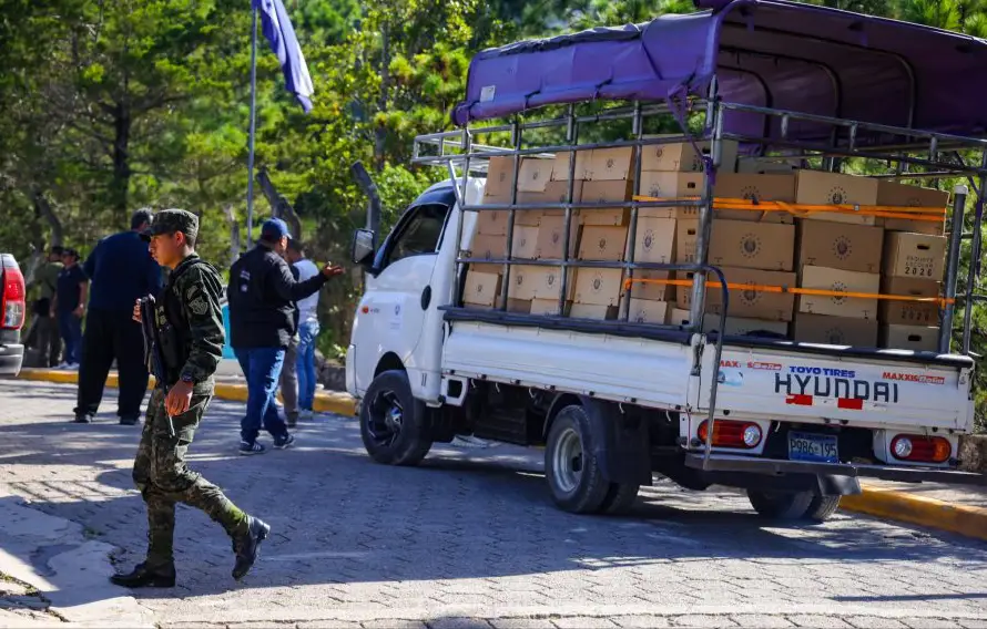Honduras rechaza bloqueo de paquetes escolares y aclara requisito militar para ingresar a su país