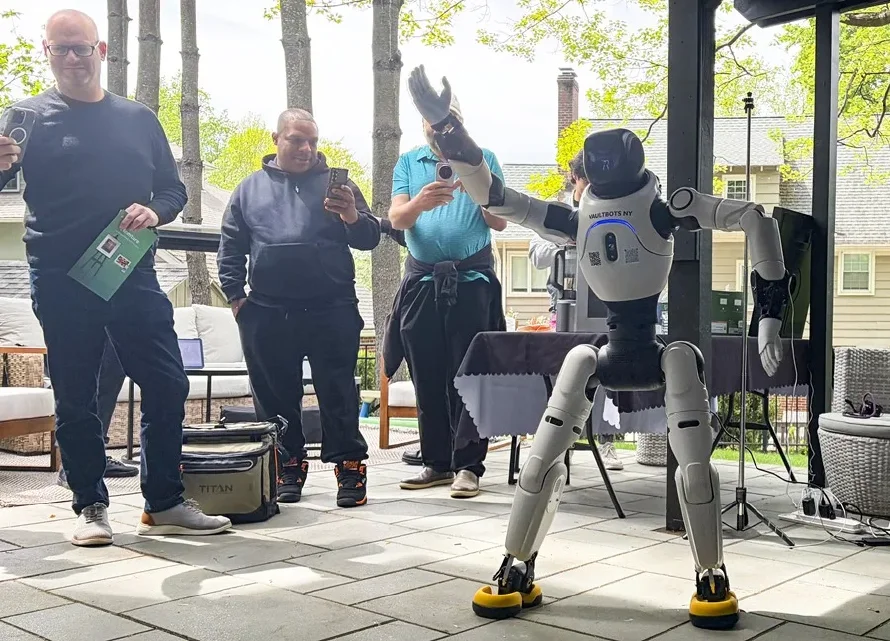 Robots bailarines e IA destacan en feria tecnológica en Nueva Jersey