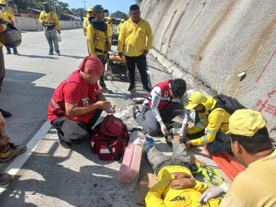 Trabajador del MOPT cae de al menos cinco metros mientras laboraba en carretera al Puerto de La Libertad