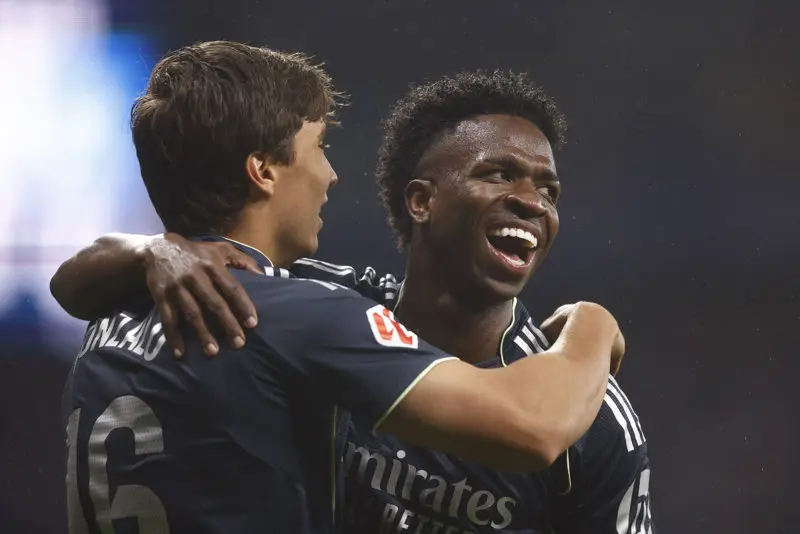 Real Madrid vence al Espanyol con doblete de Vinicius y retrasa título del Barça