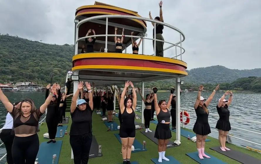 La experiencia más fascinante: Pilates en un ferry en el lago de Coatepeque