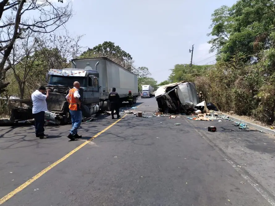 Un muerto deja grave accidente entre rastra y un camión en Quebrada Seca