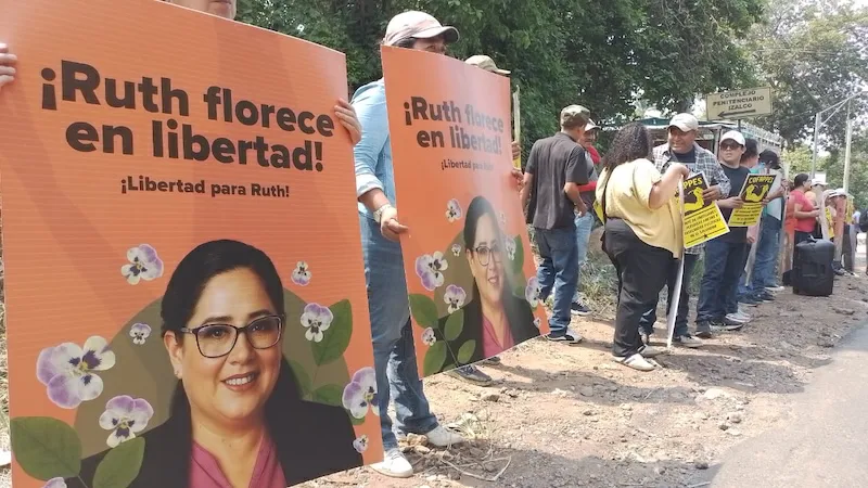 Miembros de organizaciones en Granja Penitenciaria de Izalco piden libertad para Ruth López