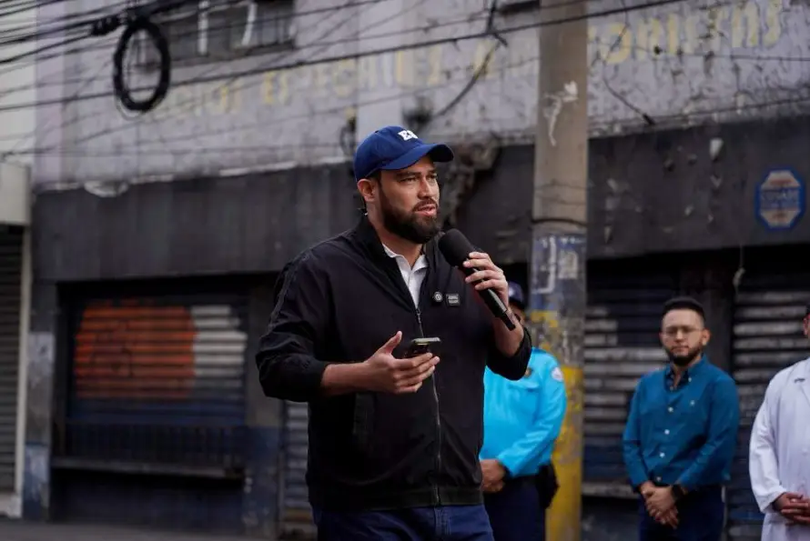 Alcalde de San Salvador Centro asegura que desalojos en Centro Histórico buscan recuperar plazas, parques y aceras