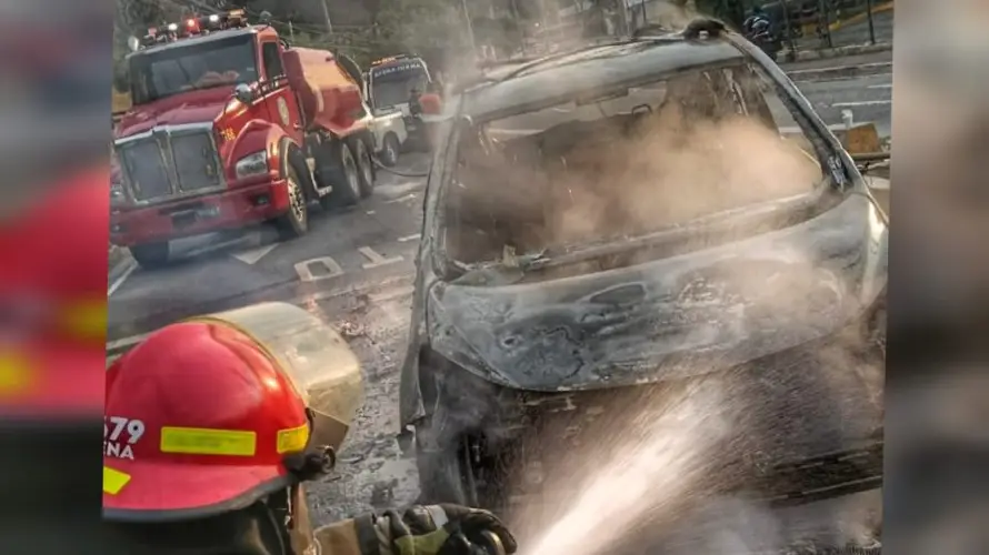Vehículo se incendia en residencial La Cima de San Salvador