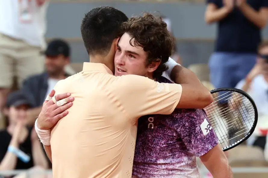 El brasileño Joao Fonseca, de 19 años, vence al legendario Novak Djokovic y hace historia en París