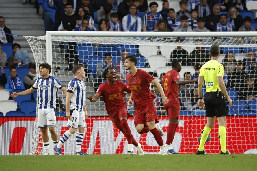 3-4. El Valencia remonta y sueña a lo grande con Europa
