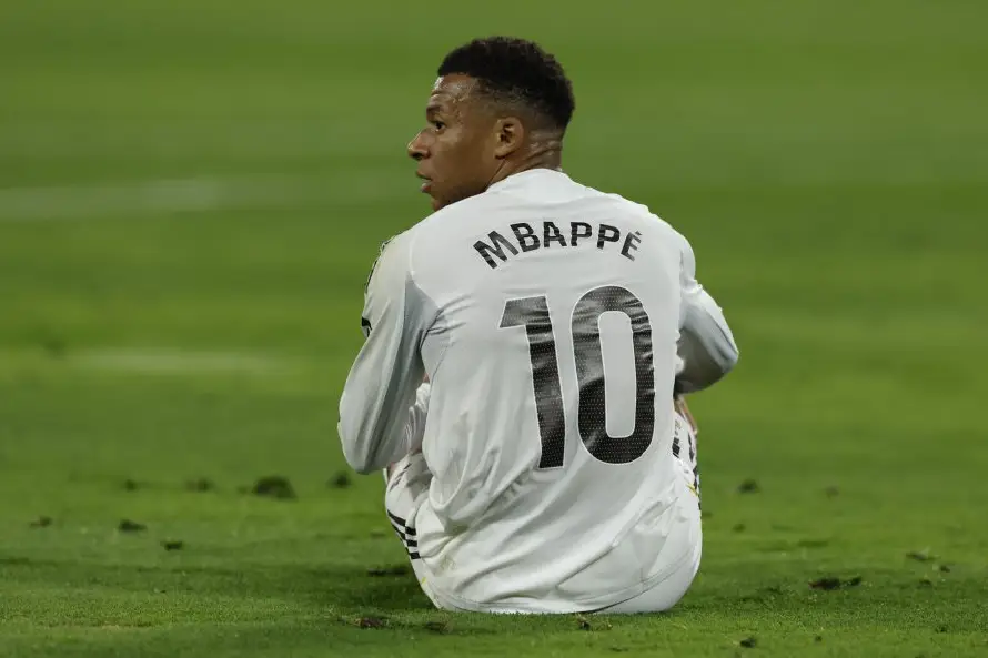 Kylian Mbappé trabaja al margen con la vista puesta en el clásico Barça-Real Madrid