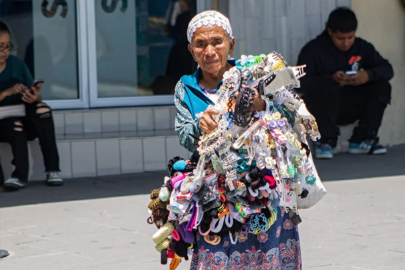 El 66.4 % de los adultos de 50 a 64 años que trabajan lo hacen en la informalidad