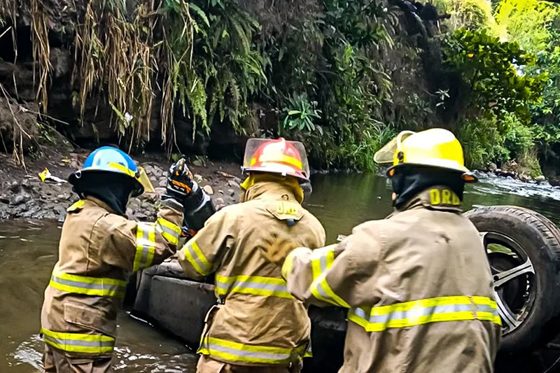 Recuperan cuerpos de dos personas tras accidente vehicular en río de Sonsonate
