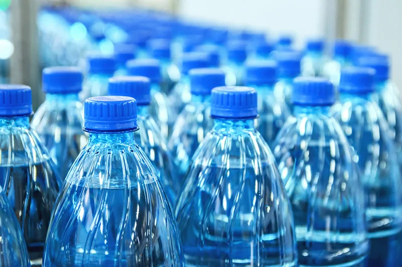 Industria del plástico en El Salvador aún paga resinas 60 % más caras por la guerra en Medio Oriente
