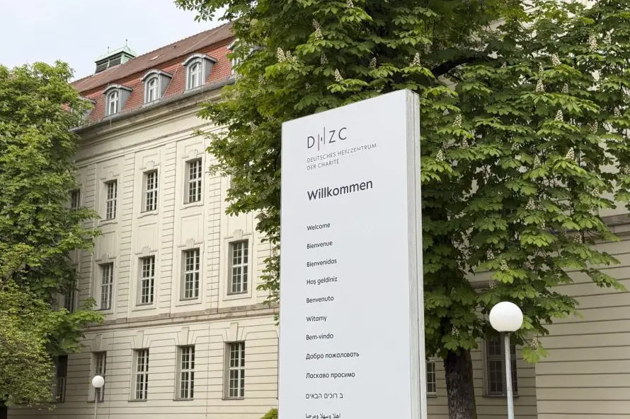 El médico estadounidense contagiado de ébola llega a Alemania para ser tratado