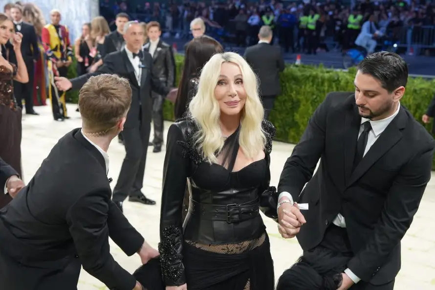 Cher cumple 80 años desafiando el tiempo como gran diva de la cultura pop