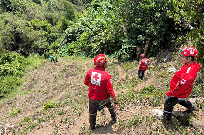 Rescatan cuerpo de hombre que cayó a una quebrada en la Cima IV