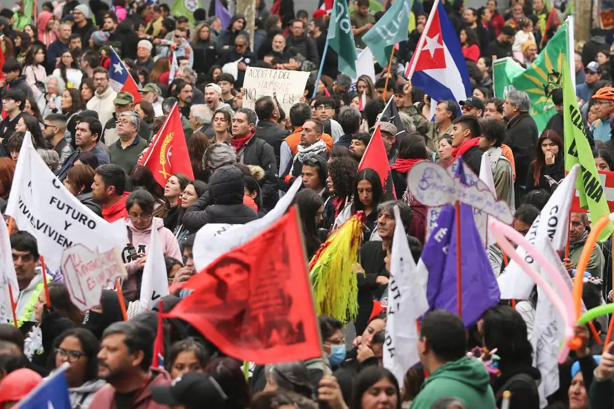 Miles marchan en Chile y acusan "amenaza" a derechos sociales bajo el Gobierno de Kast