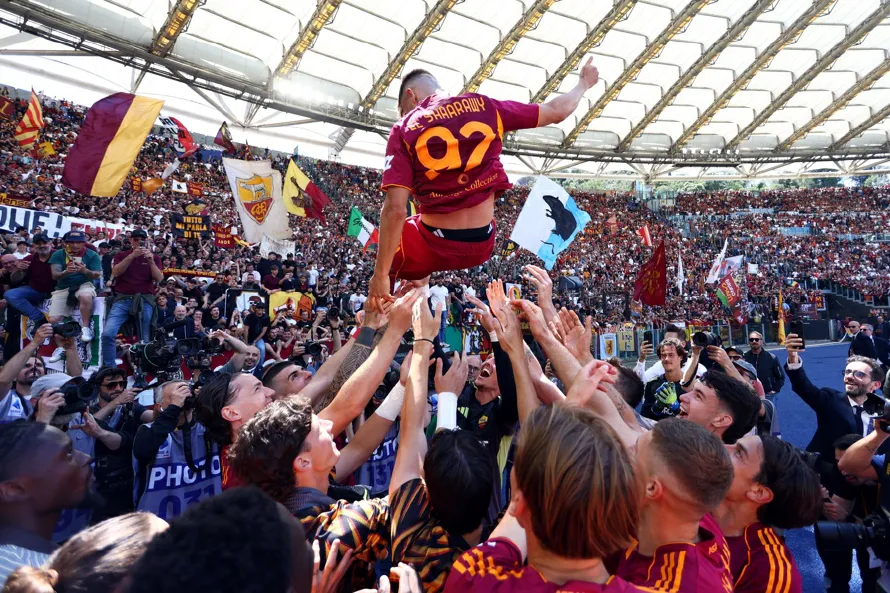 Roma y Milan se acercan a la Champions, mientras Juventus tropieza