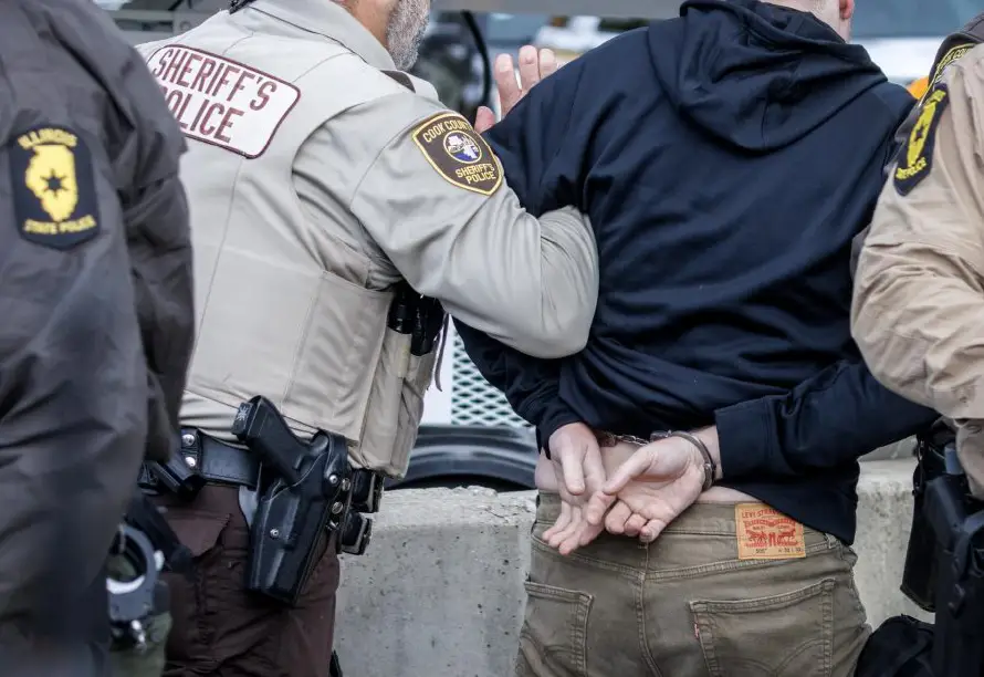 ICE pide a policías de Florida y Texas no hablar sobre su rol en las redadas, según medios