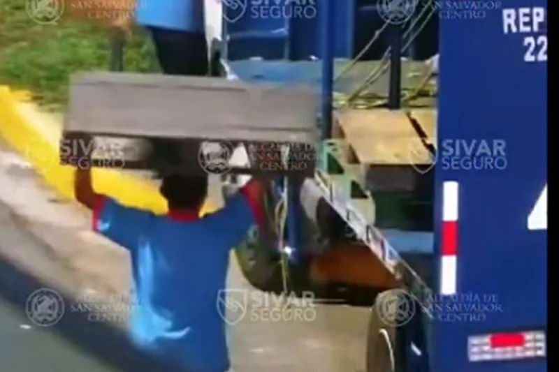 Alcaldía de San Salvador Centro multa a embotelladora por tirar basura en lugar no autorizado